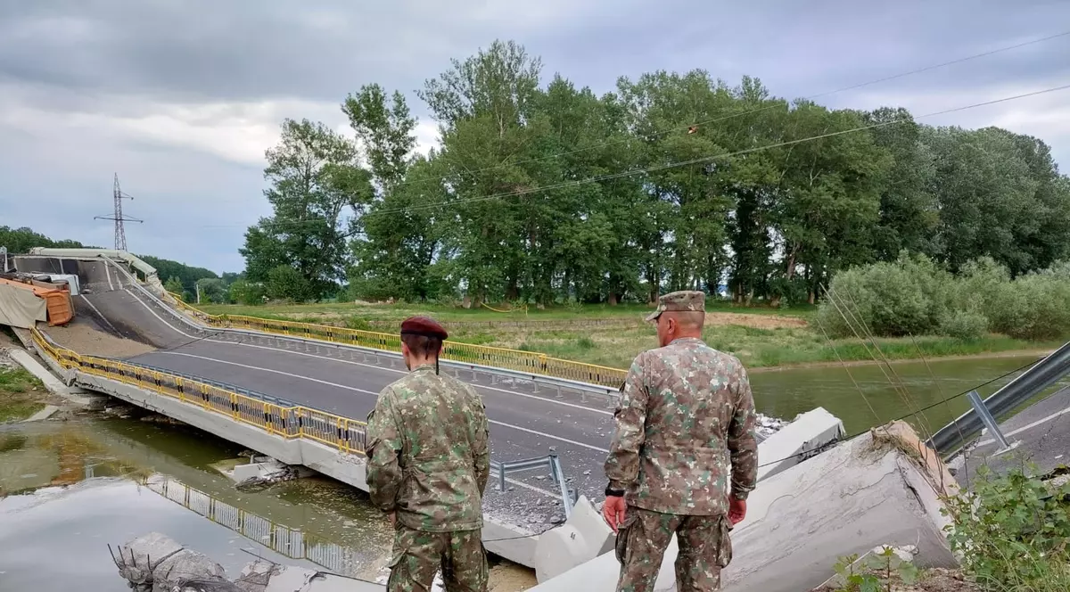 Armata caută soluții pentru reluarea transportului peste Siret, după prăbușirea podului de la Luțca