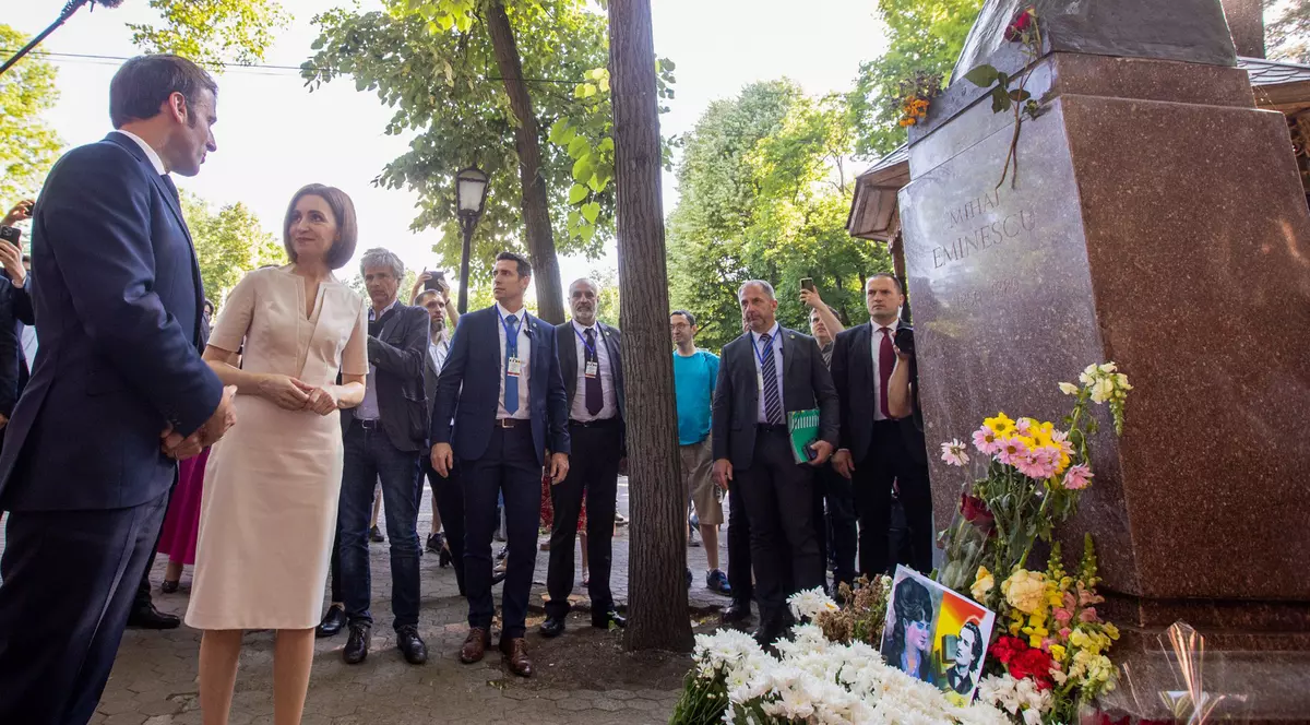 Emmanuel Macron, omagiu pentru Mihai Eminescu în timpul vizitei la Chişinău