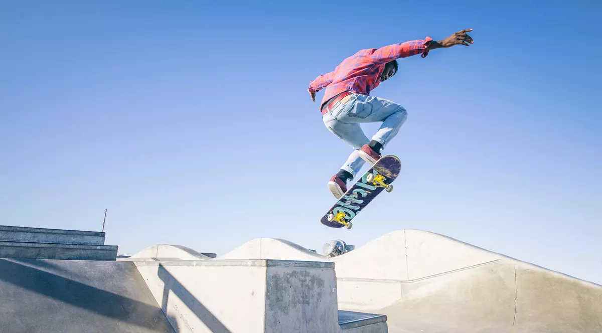 Care sunt cele mai bune skate park-uri din București -un skateboarder face un salt într-un skate park