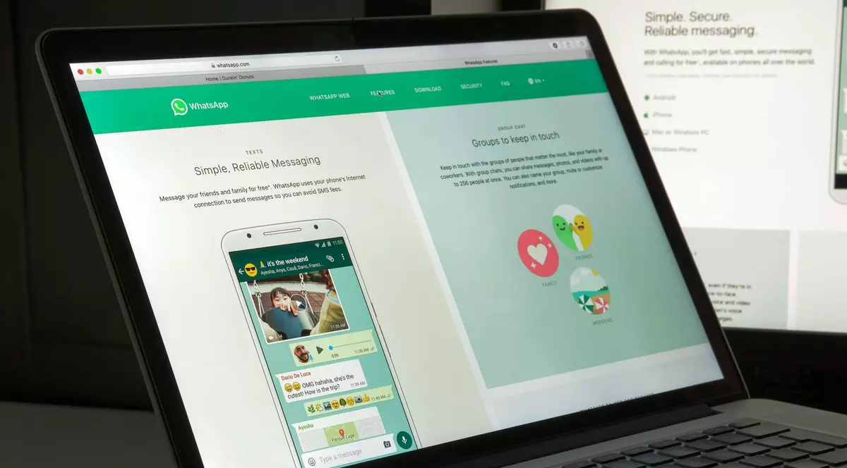 WhatsApp pe mai multe dispozitive - O imagine cu pagina de start a whatsapp.com. Logo-ul Whatsapp este vizibil.