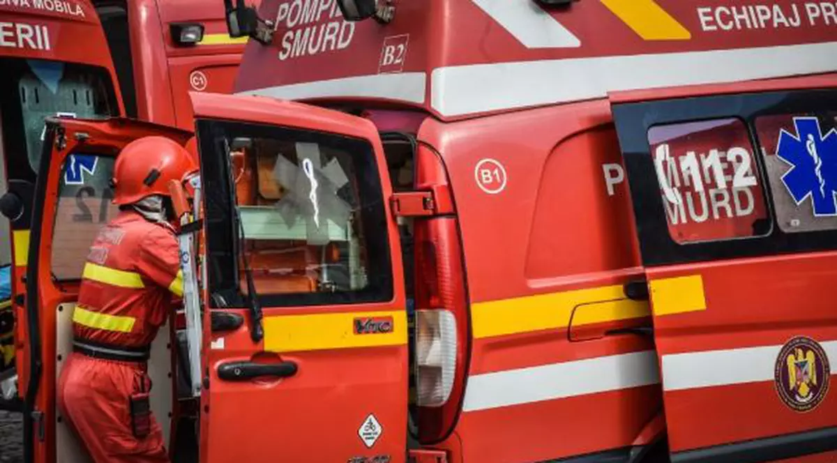 Un şofer din Argeș a fost lovit de un TIR după ce a oprit pe banda de urgenţă ca să rezolve o problemă la o roată