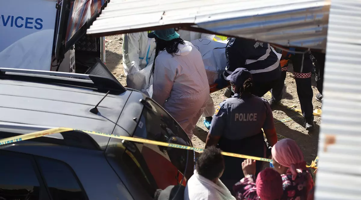 Cei 21 de morți găsiți într-un club în Africa de Sud aveau între 13 și 17 ani. Șeful Poliției a izbucnit în plâns la morgă