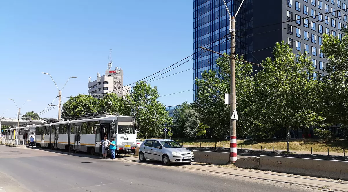 FOTO: Circulația tramvaielor de pe linia 5 a fost blocată, după ce un șofer a parcat pe șine