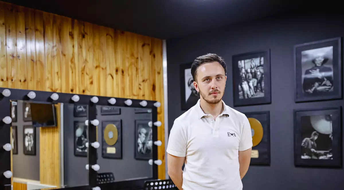 CORESPONDENȚĂ DIN CHIȘINĂU. Cu banii strânși la București, omul din spatele videoclipurilor Carla’s Dreams s-a întors acasă. „De asta moldovenii apar peste tot: pentru că e greu să fii sărac”