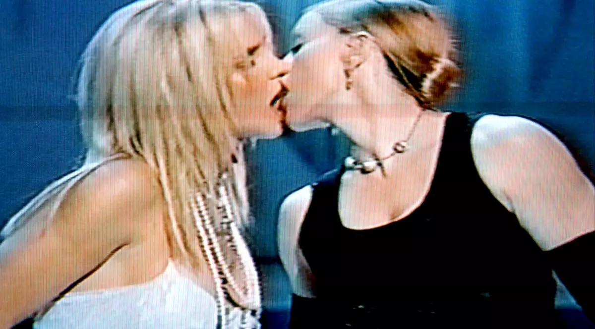 Britney Spears și Madonna, sărut pasional la nuntă. Au recreat momentul din 2003, de pe scena MTV Video Music Awards