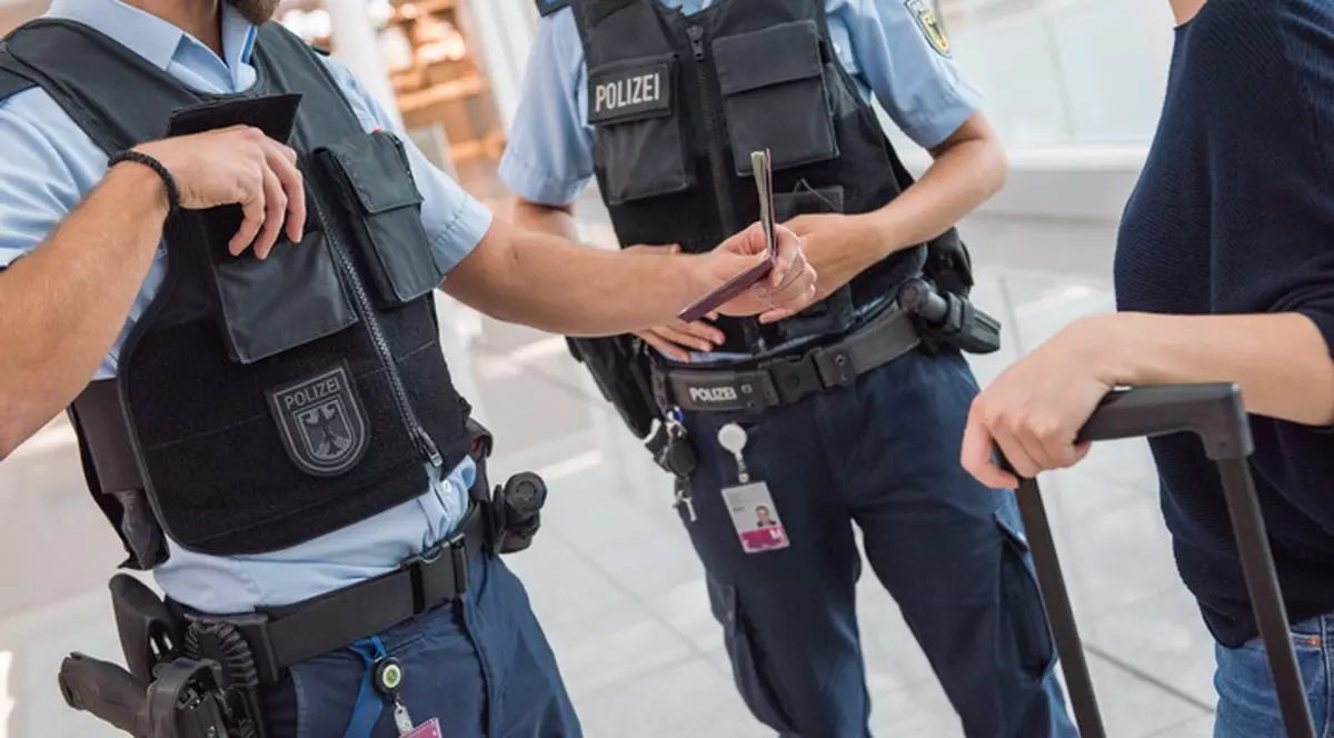 O femeie a atacat cu usturoi polițiștii aeroportului din München. Ce a ieșit apoi la iveală