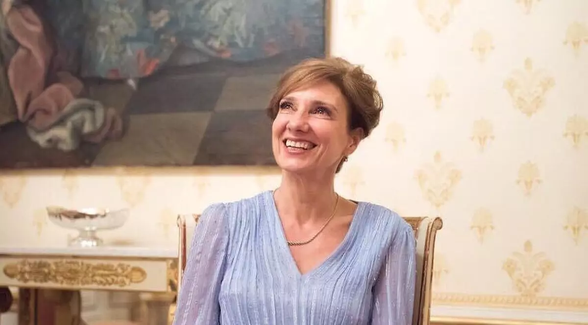Cum a apărut Carmen Iohannis la balul de absolvire al elevilor săi. Doamna dirigintă a purtat rochie scurtă, iar elevele, rochii lungi