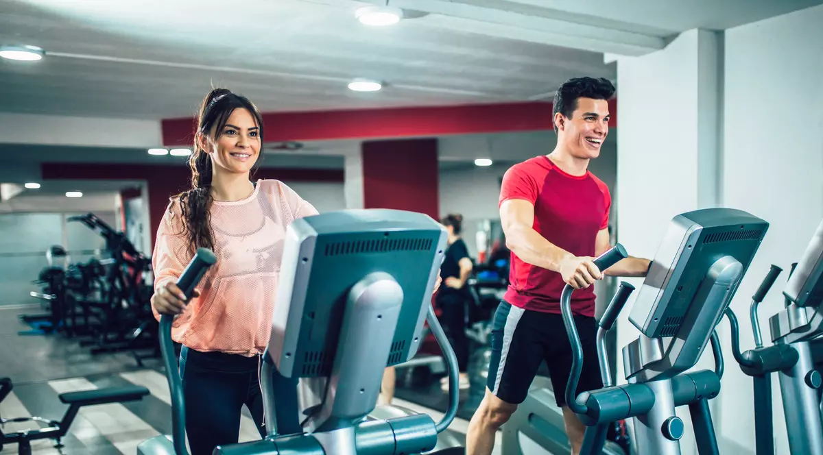 Ce sa nu faci las salsa de fitness- Doi tineri merg pe banda intr-o sala de fitness