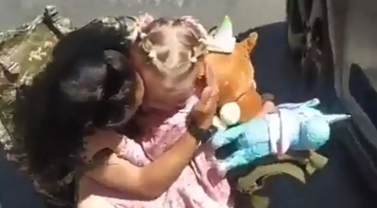 Momentul emoționant în care o fetiță își revede mama, soldat în Armata Ucrainei, întoarsă din război