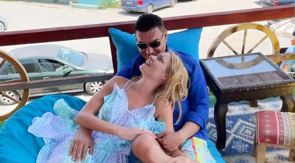 Cristi Borcea, Valentina Pelinel și copiii, în vacanță la Olimp. Cum s-au pozat la malul mării