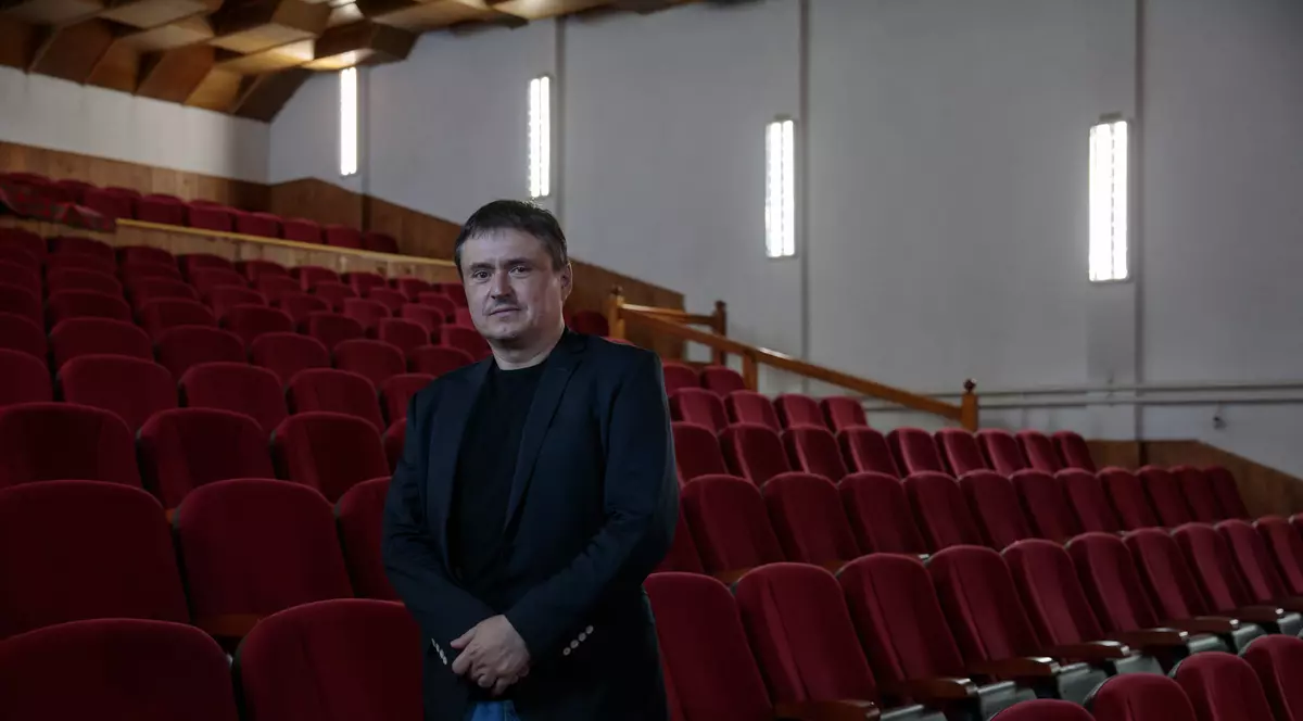 Apelul regizorului Cristian Mungiu pentru ca oamenii să revină la cinema: „Acasă vezi filmul, dar nu discuți cu nimeni, stai la tine pe canapea, dai cinci mesaje”