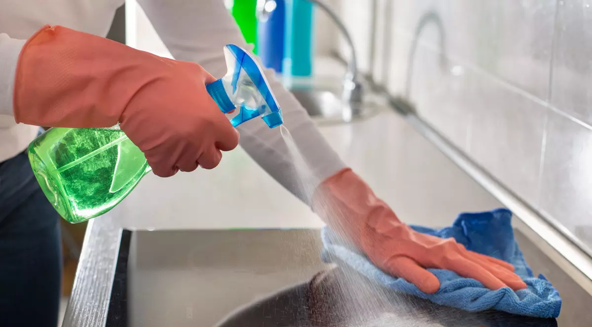 Cum se curăță plita pe inducție și cea vitroceramică