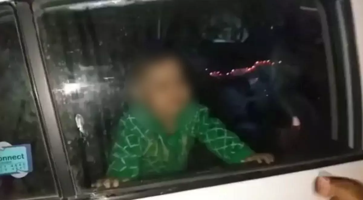 Fetiță de trei ani încuiată de mama beată în mașină, la 3 dimineața, în centrul vechi al unui oraș german. Femeia plecase să se distreze