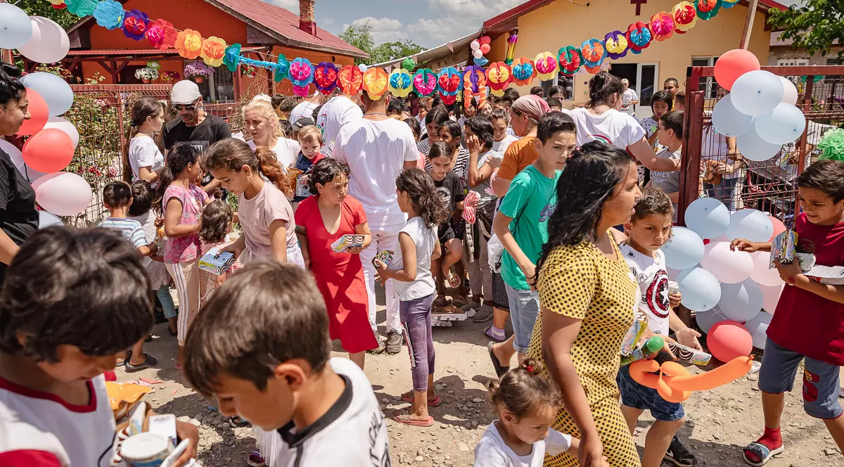 Bâlci în curtea bisericii, pentru copiii săraci din Frumușani, Călărași. „Mamaie, ce frumos e! Pot să rămân să dorm aici?”