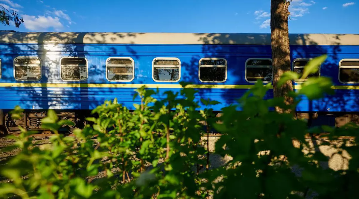 Orașul mutat în tren. După ce casele lor au fost distruse, zeci de ucraineni din Irpin locuiesc în vagoane, pe calea ferată