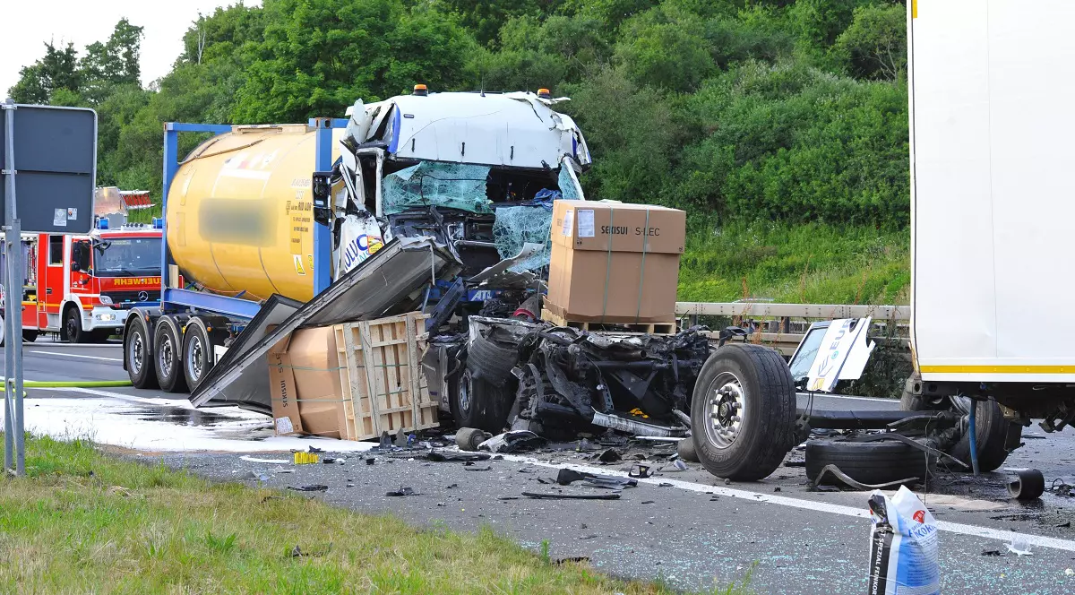 Un șofer român a sărit cu tot cu cabină de pe șasiu, când a lovit un alt TIR, pe o șosea din Germania