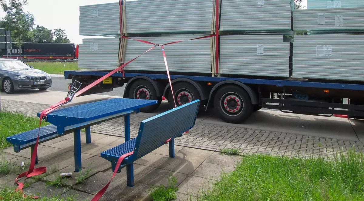 Șofer român de TIR, găsit de polițiști cu camionul legat de o masă din parcare, în Germania