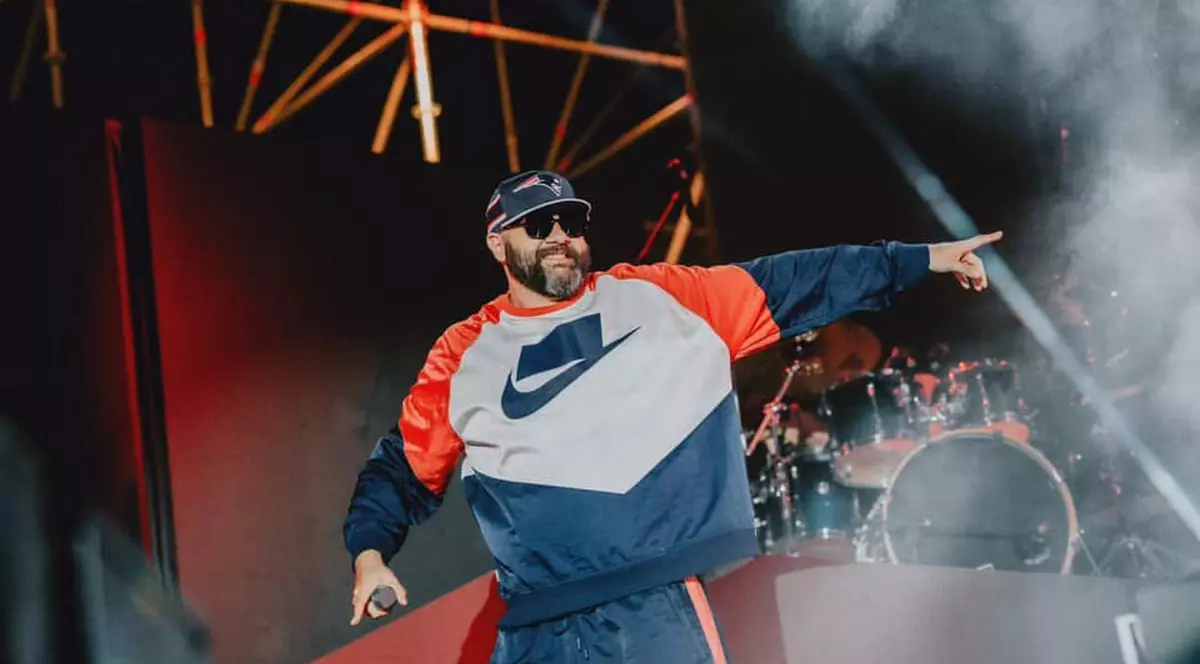 Grasu XXL a stropit cu apă și a înjurat la microfon un tânăr care i-a reproșat la un concert că promovează jocurile de noroc: „Du-te acasă ca să nu îți iei și bătaie pe aici”