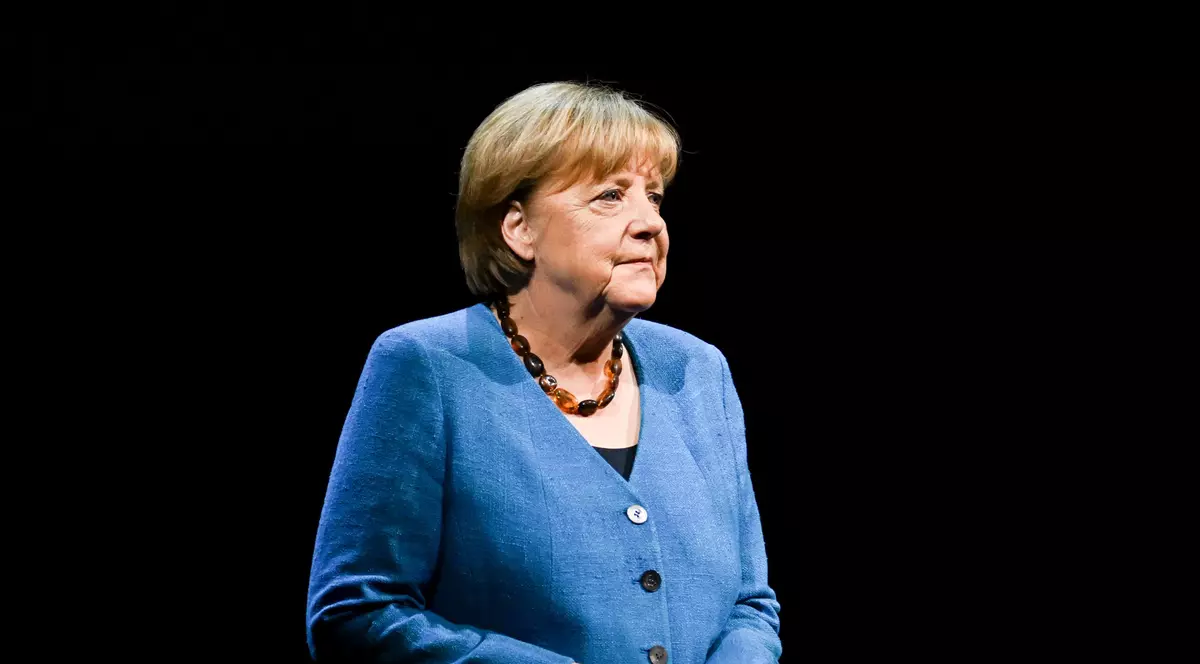 viata angelei merkel - angela merkel in costum bleumarin pe o scena