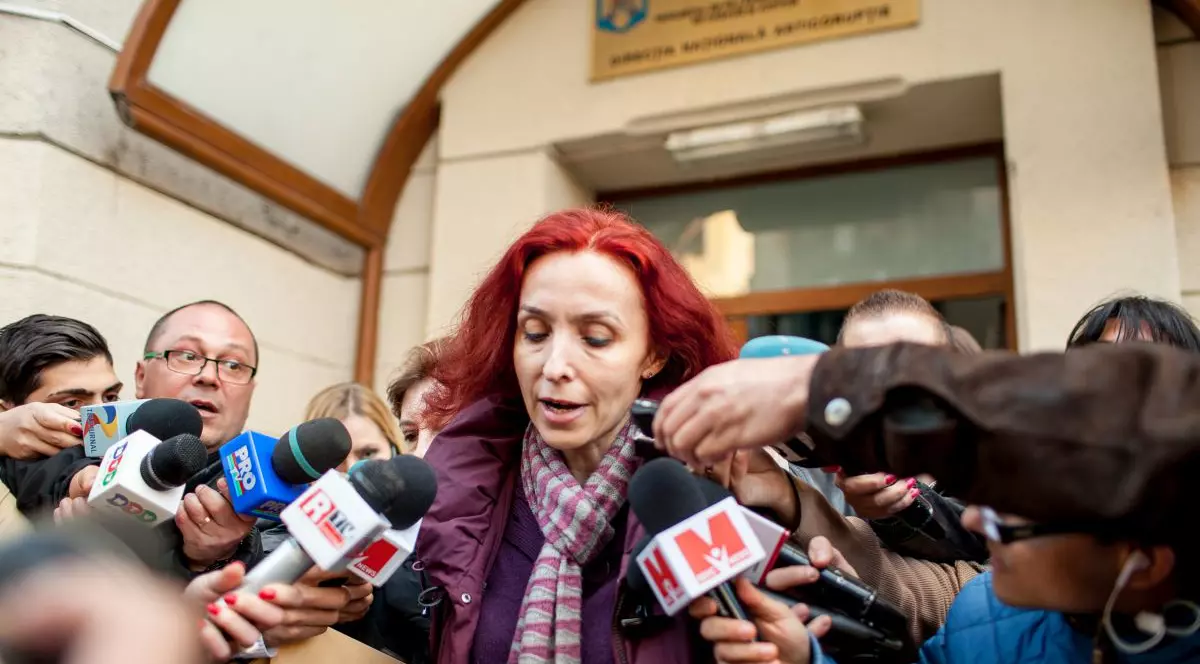 „Să fie pusă ministrul justiției!” Românii fac haz de necaz pe Facebook, în cazul consilierei care a depus mărturie în favoarea Elenei Udrea