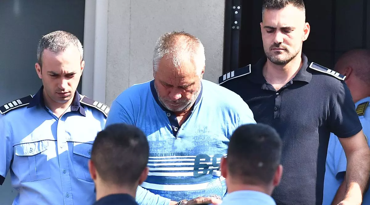 Verdict amânat a treia oară în dosarul Caracal. Dincă, acuzat că a ars două fete în butoiul din curte, riscă până la 30 de ani de închisoare 