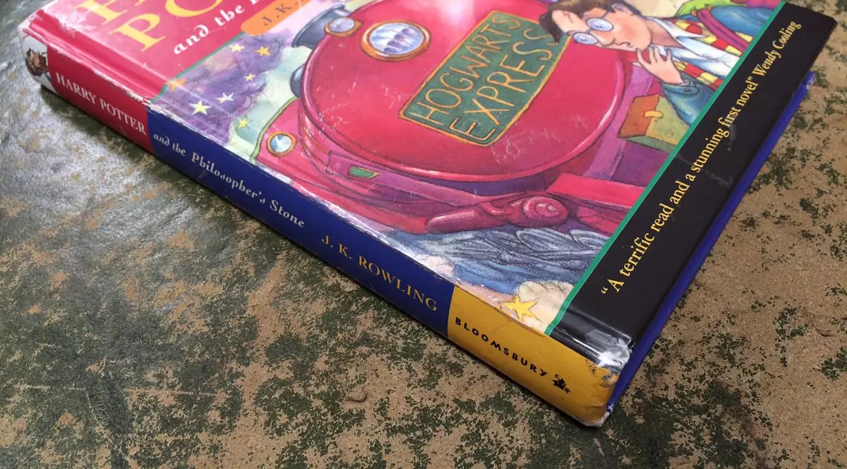 Un exemplar rar din prima ediție „Harry Potter și piatra filosofală”, scos la licitație cu 230.000 de euro