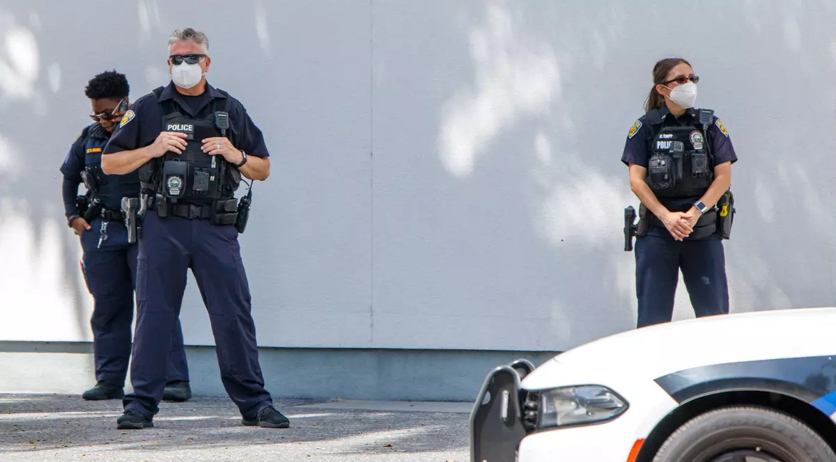 Un copil abuzat de tatăl vitreg a fost salvat de angajata unui restaurant din Florida, cu un bilețel în care îl întreba dacă are nevoie de ajutor