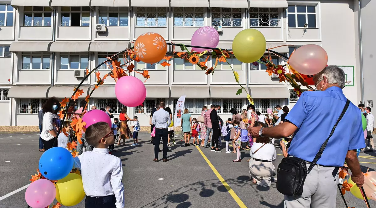 Schema prin care „lumea bună” de la vile își plasează copiii la școlile de prestigiu dintre blocuri. Toată lumea știe, de ce nu vorbește nimeni?