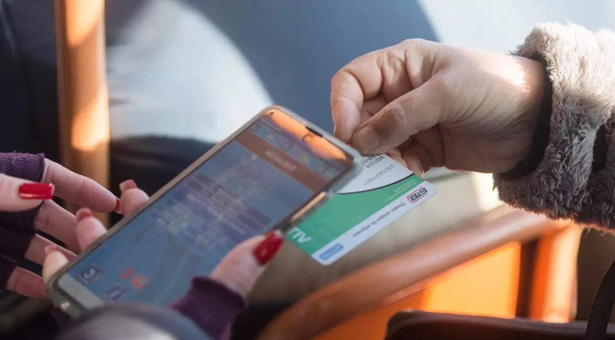 STB introduce pe trasee controlorii fără veste albastre. Numărul călătorilor prinși fără bilet în București într-un an e mai mare ca populația orașului Piatra Neamț