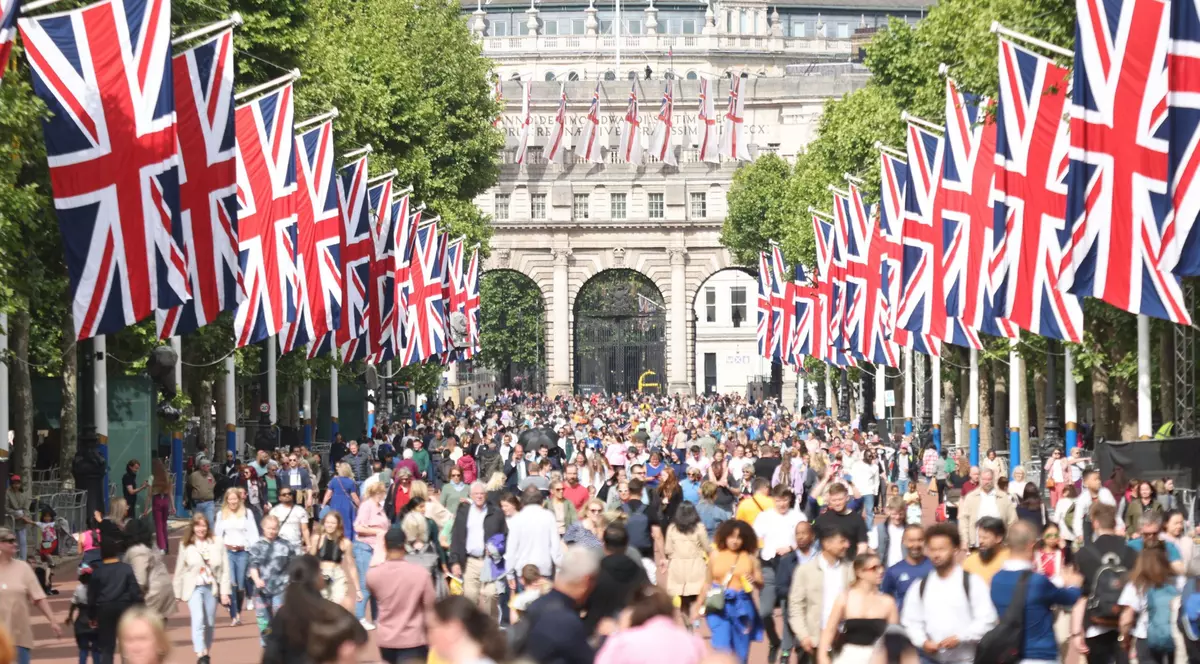 Spectacol pe străzile Londrei la Jubileul Reginei. Harry si Meghan Markle, prezenți la aniversarea domniei Elisabetei a II-a