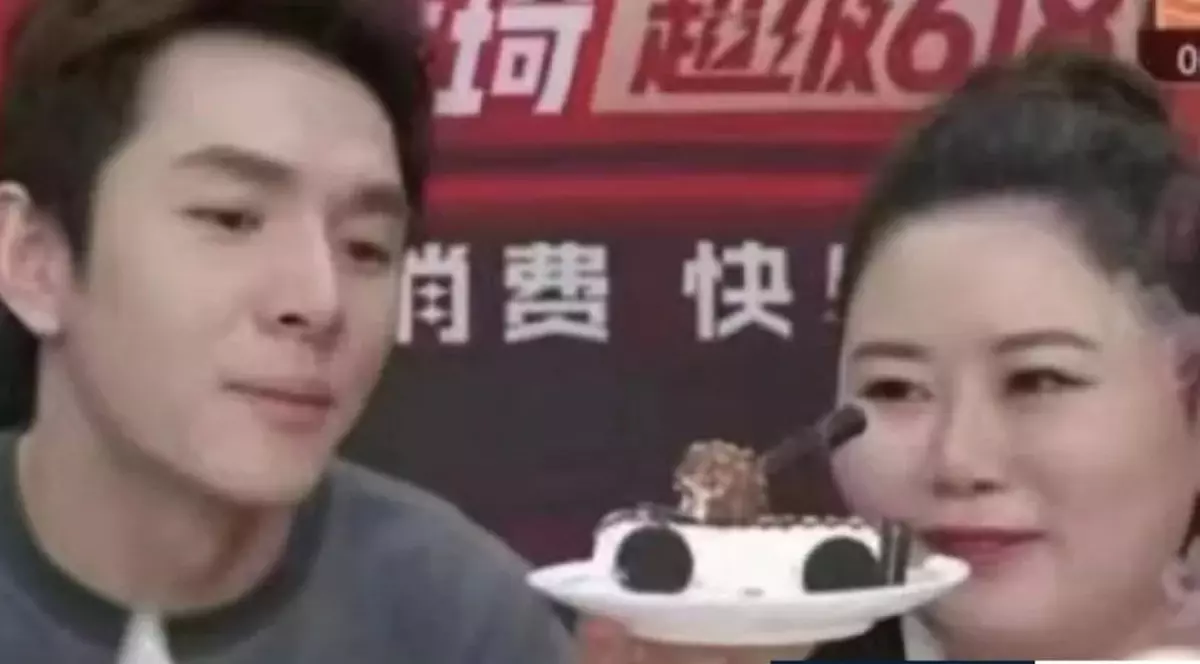 Influencer chinez, cenzurat după ce a arătat o înghetață în formă de tanc, în timpul unui live. Care este mesajul ascuns al gestului