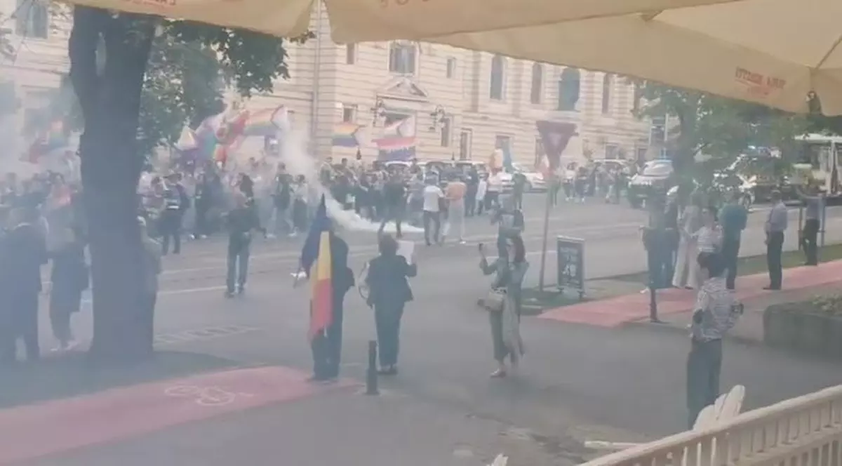 Incident la Iași Pride. Participanții la marș, atacați cu ouă și fumigene de protestatarii anti-LGBTQ