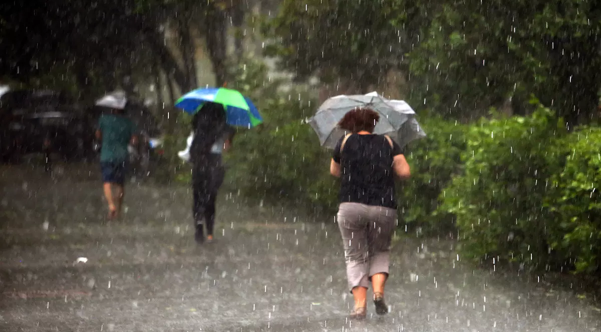 Noi avertizări emise de meteorologi. Ploi și vânt în toată țara, în acest weekend