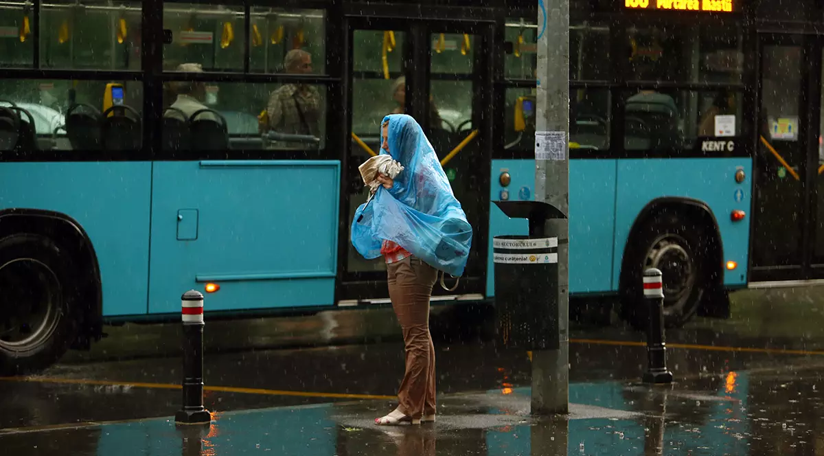 Cod portocaliu şi cod galben de furtuni şi vijelii până miercuri. Care sunt județele vizate