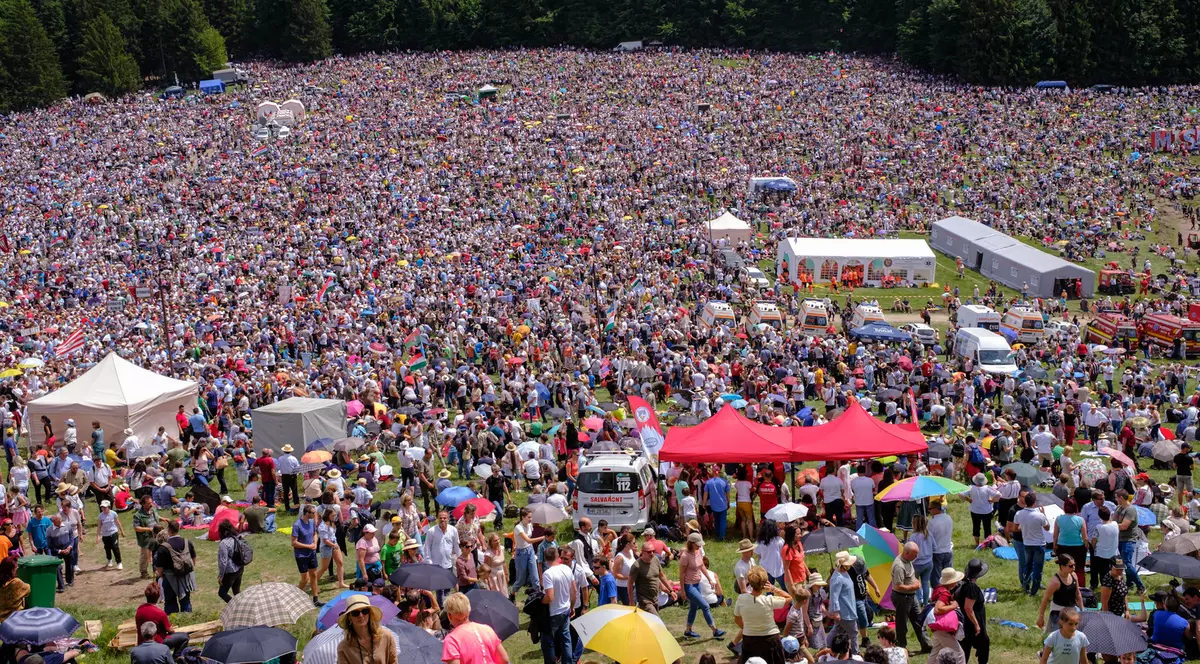 FOTOREPORTAJ. Ne-am amestecat la Șumuleu Ciuc printre cei 100.000 de oameni adunați sub soarele lui Dumnezeu