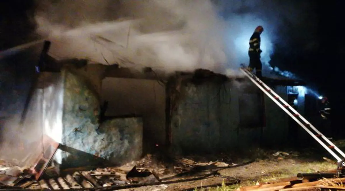Două femei și o adolescentă din Iași au murit intoxicate cu fum, după ce le-a luat foc casa
