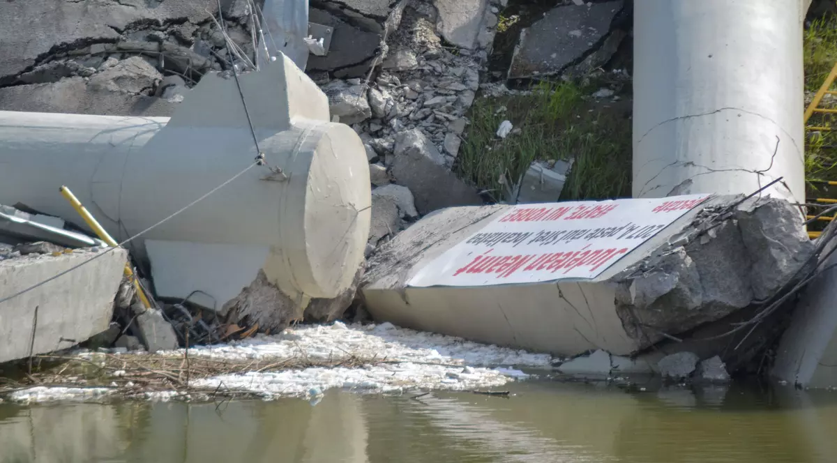 Firmă implicată în renovarea podului prăbușit, dosar penal în alt caz. Amendă și plângere după ce a făcut ilegal o groapă de gunoi pe albia unui lac