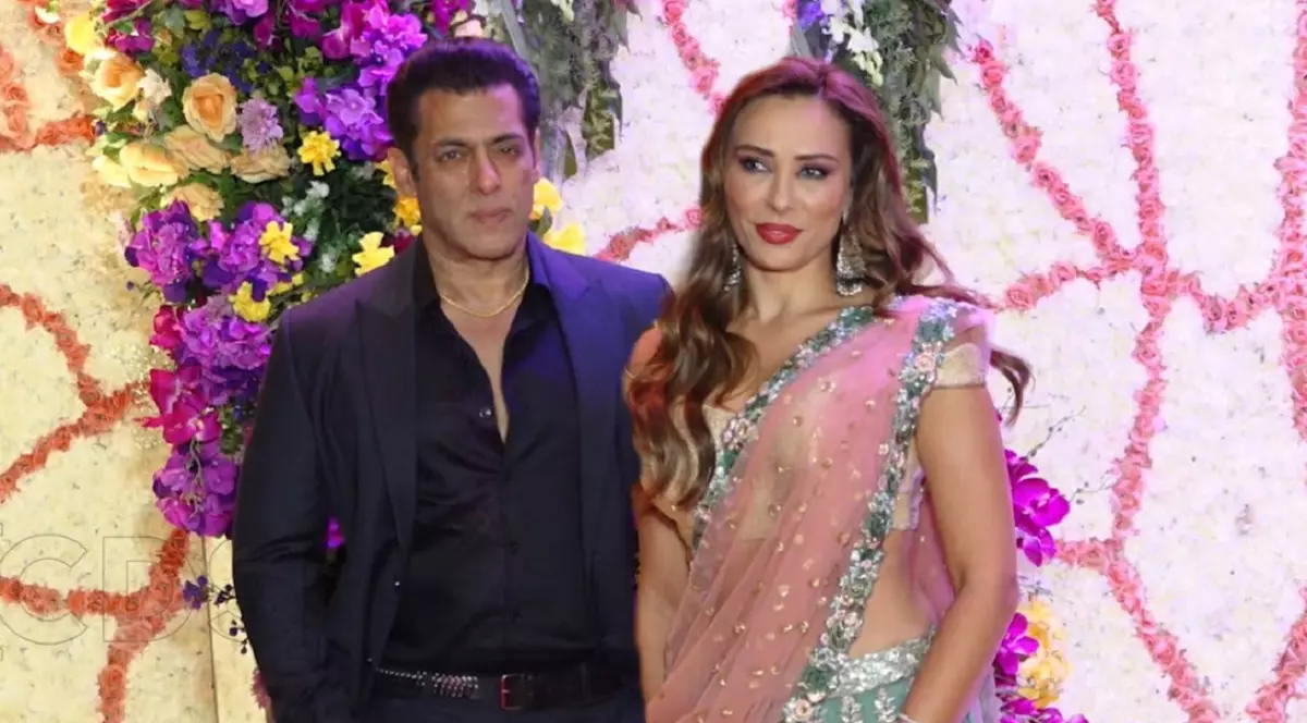 Iulia Vântur s-a întors în România. Vedeta a fost surpriza serii la petrecerea VIVA! 2022: Viva la vida. Ținuta a atras atenția tuturor