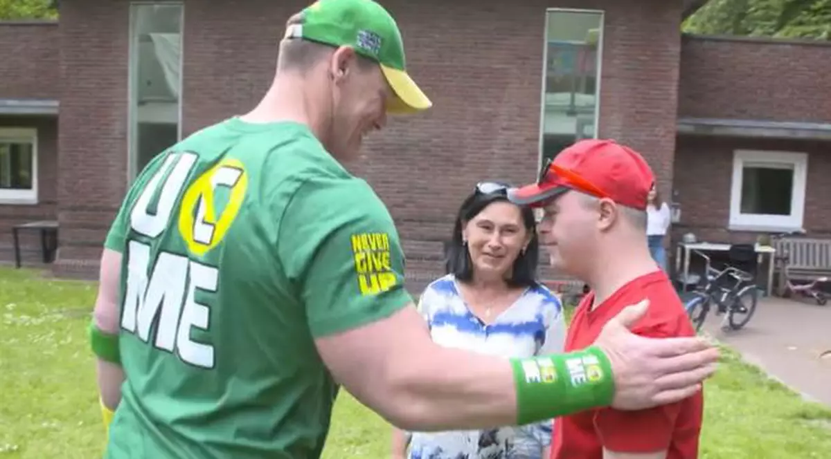 Legendarul wrestler John Cena s-a întâlnit cu un tânăr ucrainean cu sindromul Down, refugiat din Mariupol