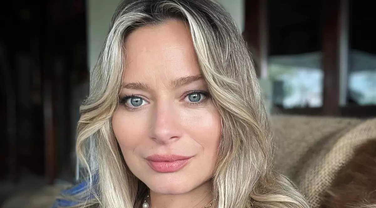 Laura Cosoi, în lenjerie intimă, în ultima lună de sarcină: „Da, e adevărat, sunt niște kilograme în plus, iar corpul arată altfel”