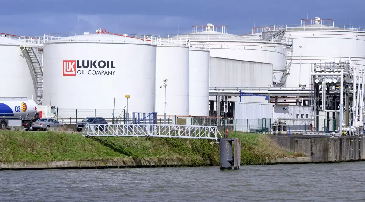 Italia ia în calcul naționalizarea unei rafinării Lukoil din Sicilia. Grupul rus are o rafinărie și în România