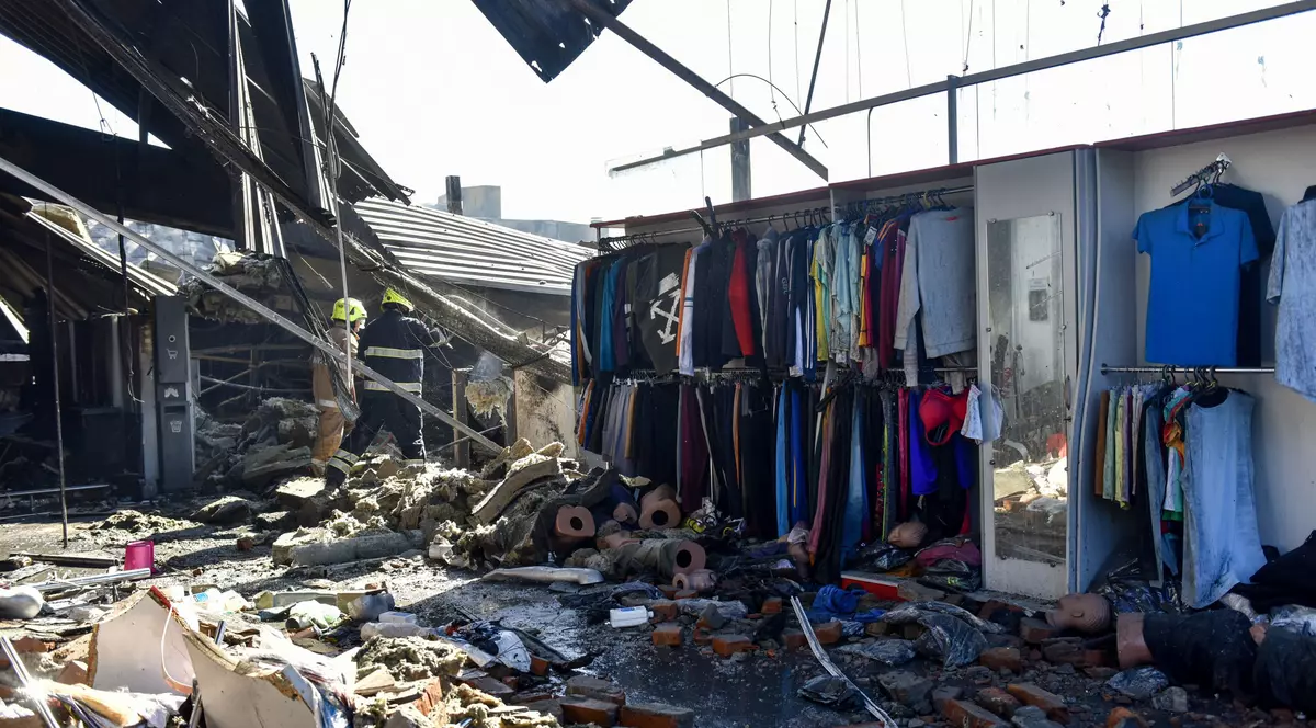 Cum arată mallul din Kremenciuk după atacul cu rachetă. Operațiunile de căutare a victimelor continuă