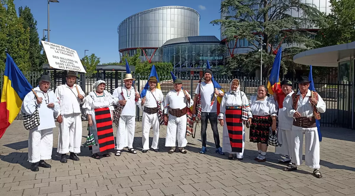 Cine sunt maramureșenii îmbrăcați în port popular care s-au legat cu lanțuri și fac greva foamei în fața Parlamentului European