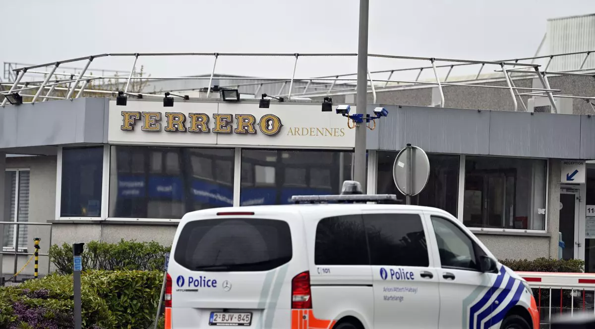 Masina de politie in fata fabricii Ferrero din Arlon (Belgia), in luna aprilie, cand fabrica a fost inchisa dupa aparitia mai multor cazuri de salmonella. Foto: Hepta