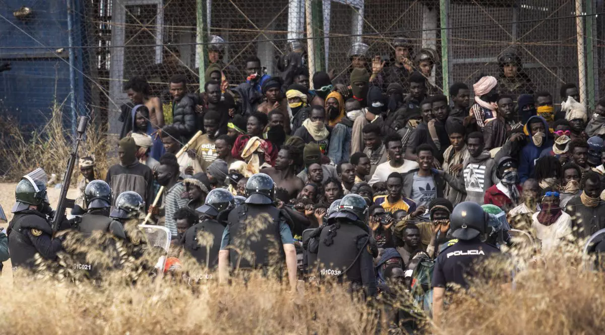 18 migranți au murit în timp ce o mulțime de oameni a forțat intrarea în enclava spaniolă Melilla