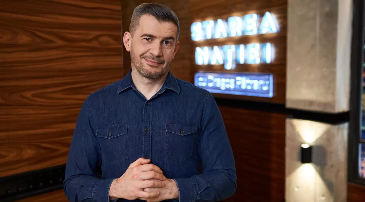 Realizatorul TV Dragoș Pătraru, având în spate sigla emisiunii sale, Starea nației