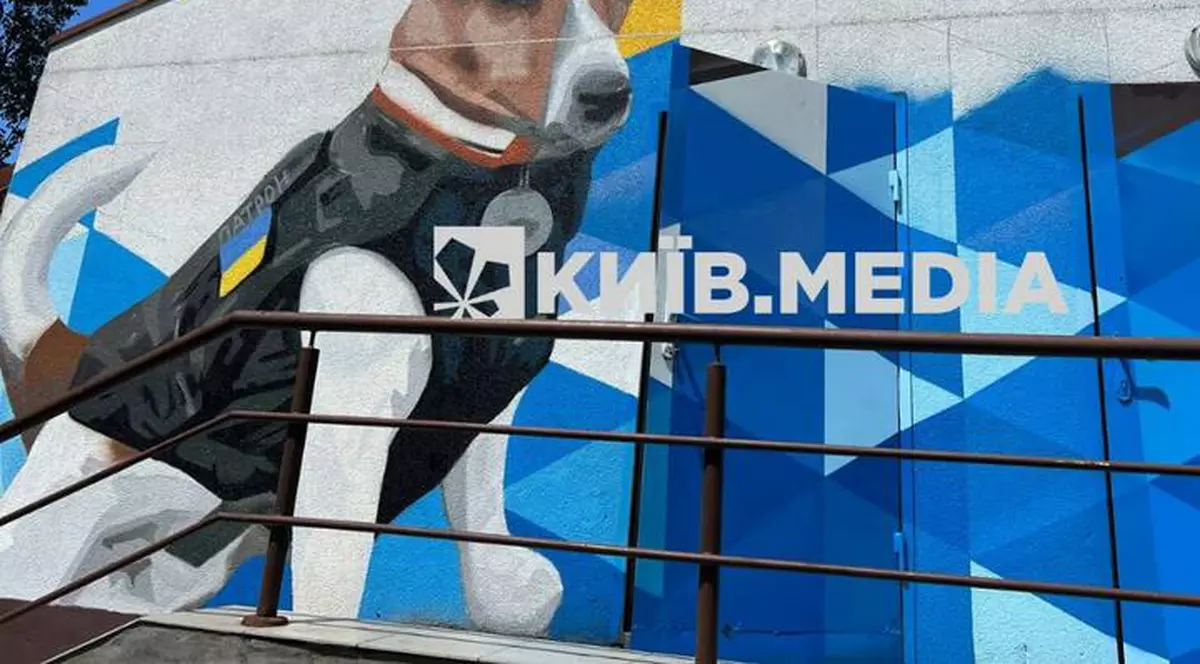 Patron, cățelul genist care ajută la depistarea minelor în Ucraina, pictat pe o clădire din Kiev