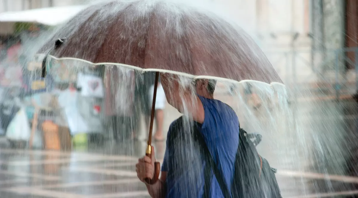 VIDEO Cod galben de ploi torențiale, cu vijelii și grindină. Care sunt județele vizate