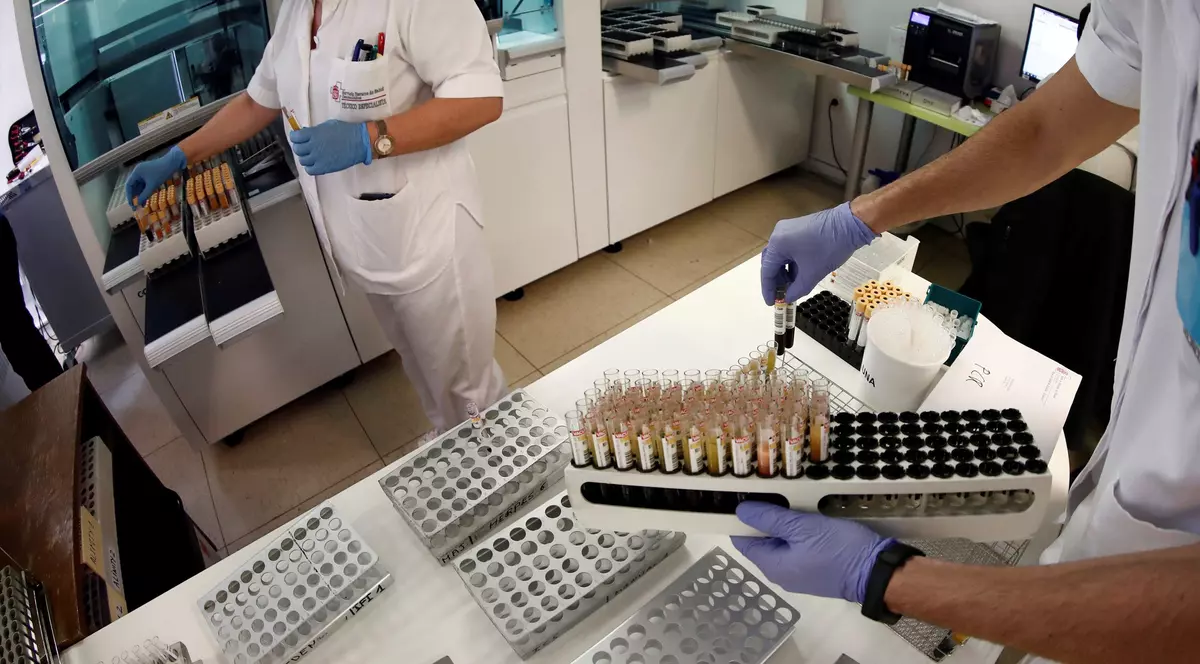 Al patrulea caz de variola maimuței, confirmat azi în România. Toate persoanele infectate sunt bărbați și sunt din București