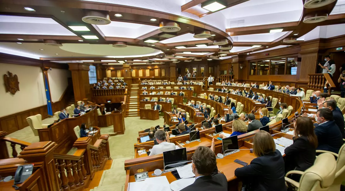 Parlamentele României și Republicii Moldova se reunesc în ședință comună la Chișinău